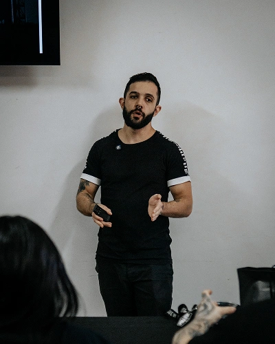 Raphael Saru apresentando estratégias de tráfego pago