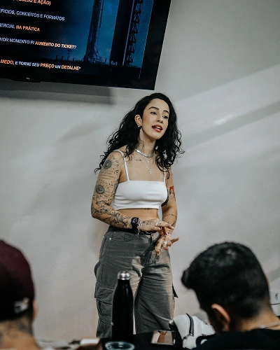 Nathalia Lima ministrando aula sobre vendas para tatuadores
